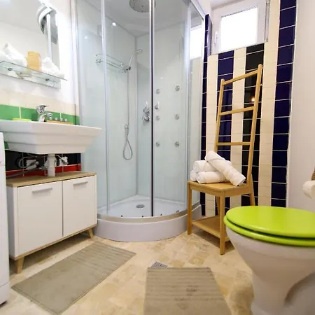 June Studio Apartment *